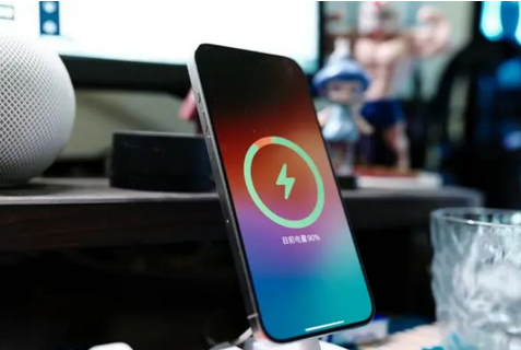 海尾镇苹果15换屏服务分享用什么充电器给iPhone15充电更好 